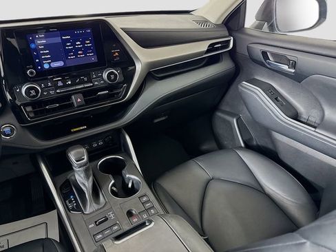 Used 2023 Toyota Highlander XLE AWD/4WD image 25