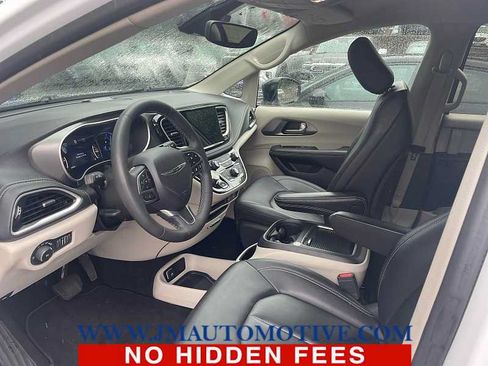 Used 2024 Chrysler Pacifica Limited FWD image 2