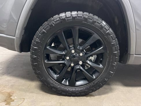 Used 2022 Jeep Grand Cherokee Laredo X image 7