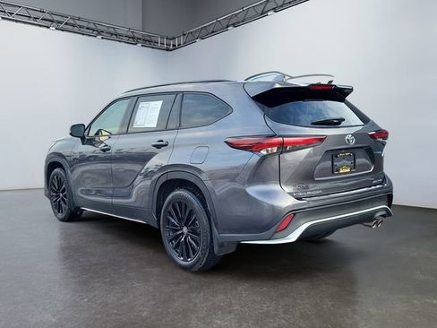 Used 2024 Toyota Highlander XLE image 5