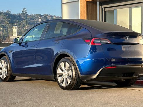 Used 2021 Tesla Model Y Long Range image 6