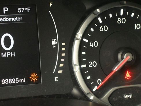 Used 2015 Jeep Renegade Latitude AWD/4WD image 3