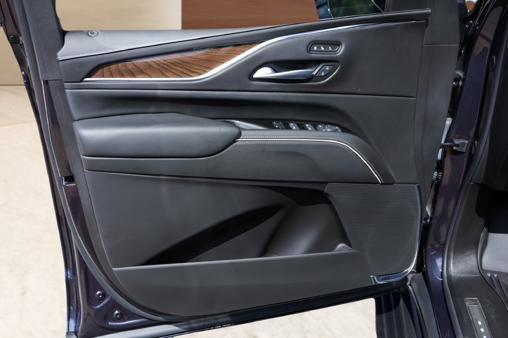 Certified 2024 Cadillac Escalade Premium Luxury Platinum w/ Heavy-Duty Trailer Package AWD/4WD image 24