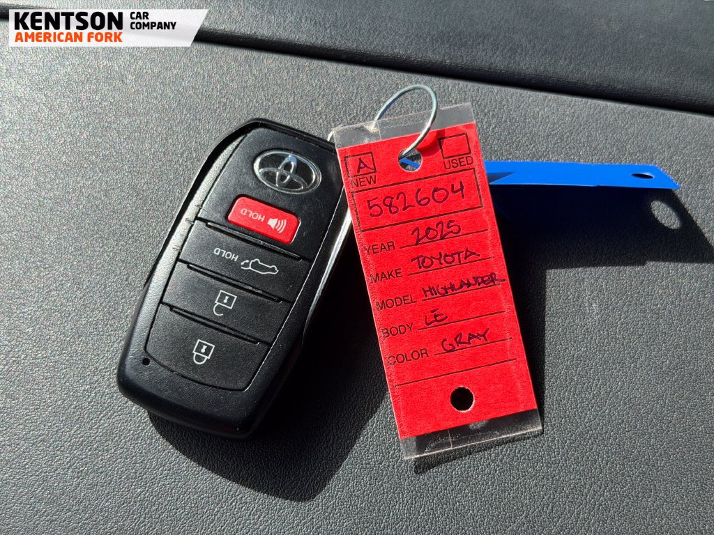 Used 2025 Toyota Highlander LE AWD/4WD image 37