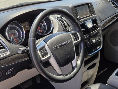 Used 2016 Chrysler Town & Country Touring FWD image 16