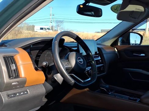 Used 2022 Nissan Pathfinder Platinum w/ Cargo Package image 18