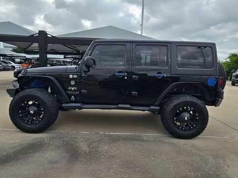 Used 2017 Jeep Wrangler Unlimited Sahara w/ Connectivity Group AWD/4WD image 9