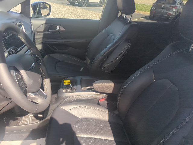 Used 2026 Chrysler Pacifica Select FWD image 11