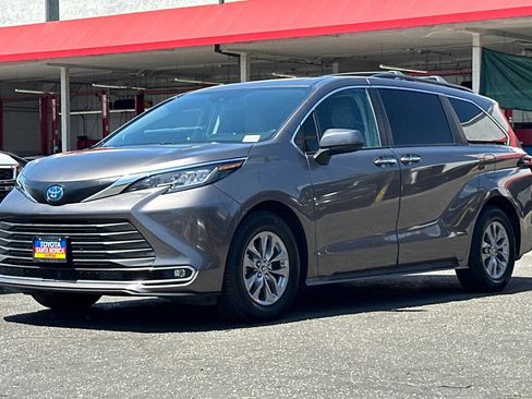 Used 2022 Toyota Sienna XLE w/ XLE Plus Package FWD image 8