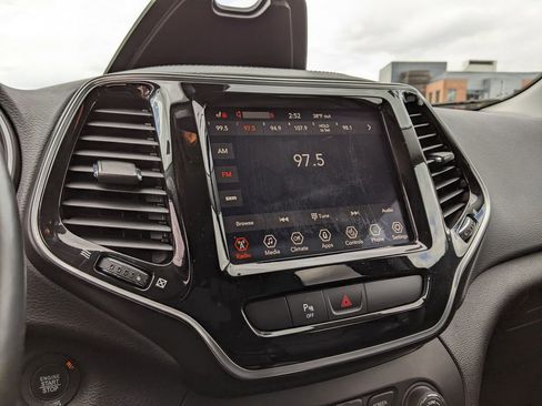 Used 2019 Jeep Cherokee Limited image 16