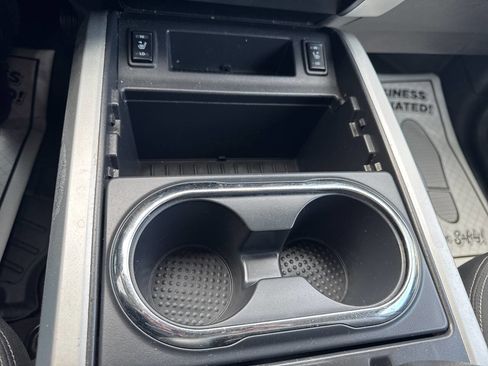 Used 2019 Nissan Titan SV w/ SV Convenience Package image 31