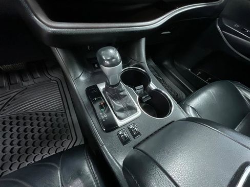 Used 2016 Toyota Highlander XLE image 16