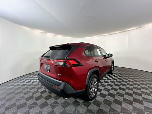 Used 2022 Toyota RAV4 XLE Premium image 9