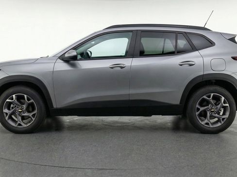 Used 2025 Chevrolet Trax LT w/ LT Convenience Package image 5