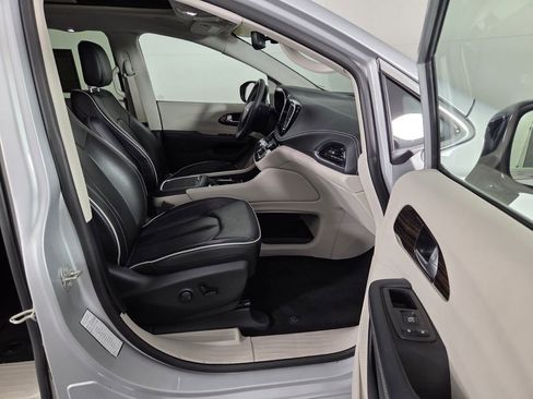 Certified 2024 Chrysler Pacifica Limited image 36