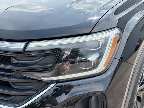 Used 2024 Volkswagen Atlas Cross Sport SE w/ Panoramic Sunroof Package AWD/4WD image 9