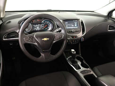 Used 2017 Chevrolet Cruze LT w/ Convenience Package FWD image 2