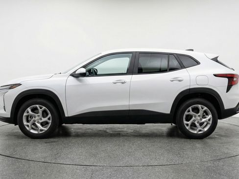 Used 2025 Chevrolet Trax LT w/ LT Convenience Package FWD image 5
