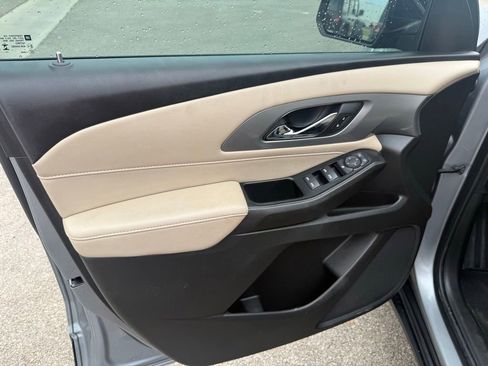 Used 2023 Chevrolet Traverse LS FWD image 9