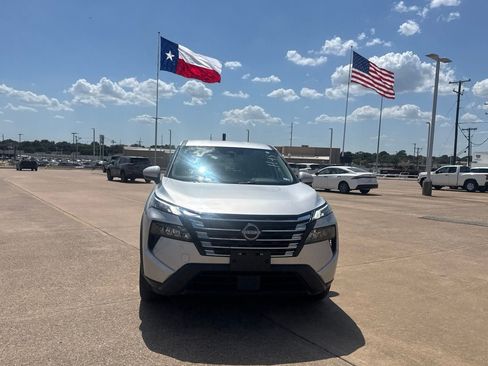 Certified 2025 Nissan Rogue SV FWD image 4