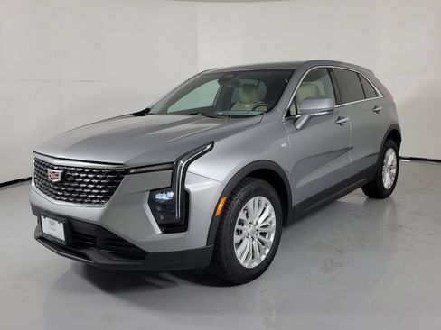 Certified 2024 Cadillac XT4 Luxury FWD image 2