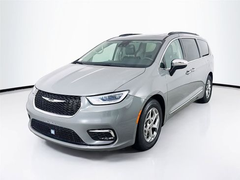 Used 2023 Chrysler Pacifica Limited FWD image 1