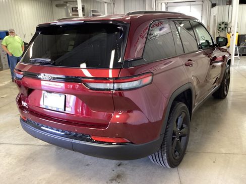 Used 2025 Jeep Grand Cherokee Altitude AWD/4WD image 7