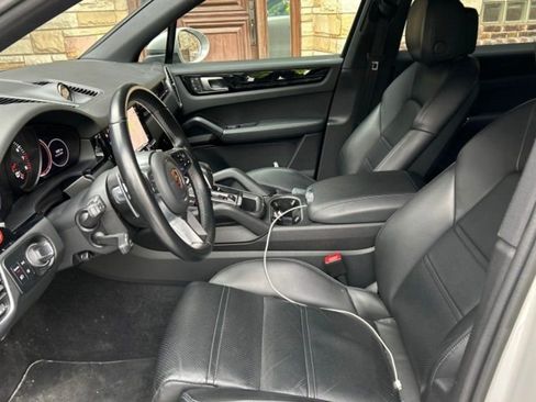 Certified 2022 Porsche Cayenne Platinum Edition image 5