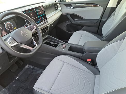 New 2025 Volkswagen Tiguan SE image 16