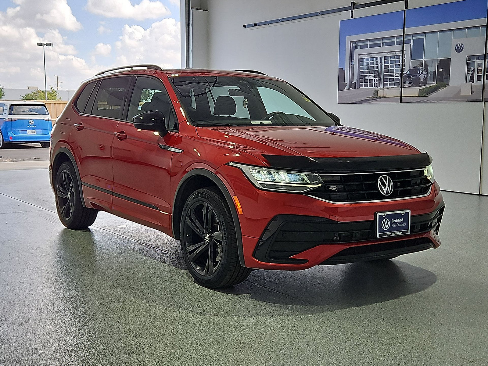 Used 2024 Volkswagen Tiguan SE R-Line AWD/4WD image 2