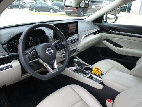 Used 2023 Nissan Altima 2.5 SL FWD image 9