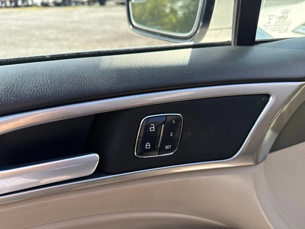 Used 2017 Ford Fusion SE AWD/4WD image 8