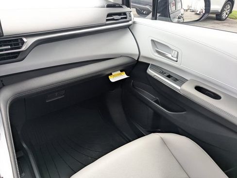New 2026 Toyota Sienna XLE FWD image 17