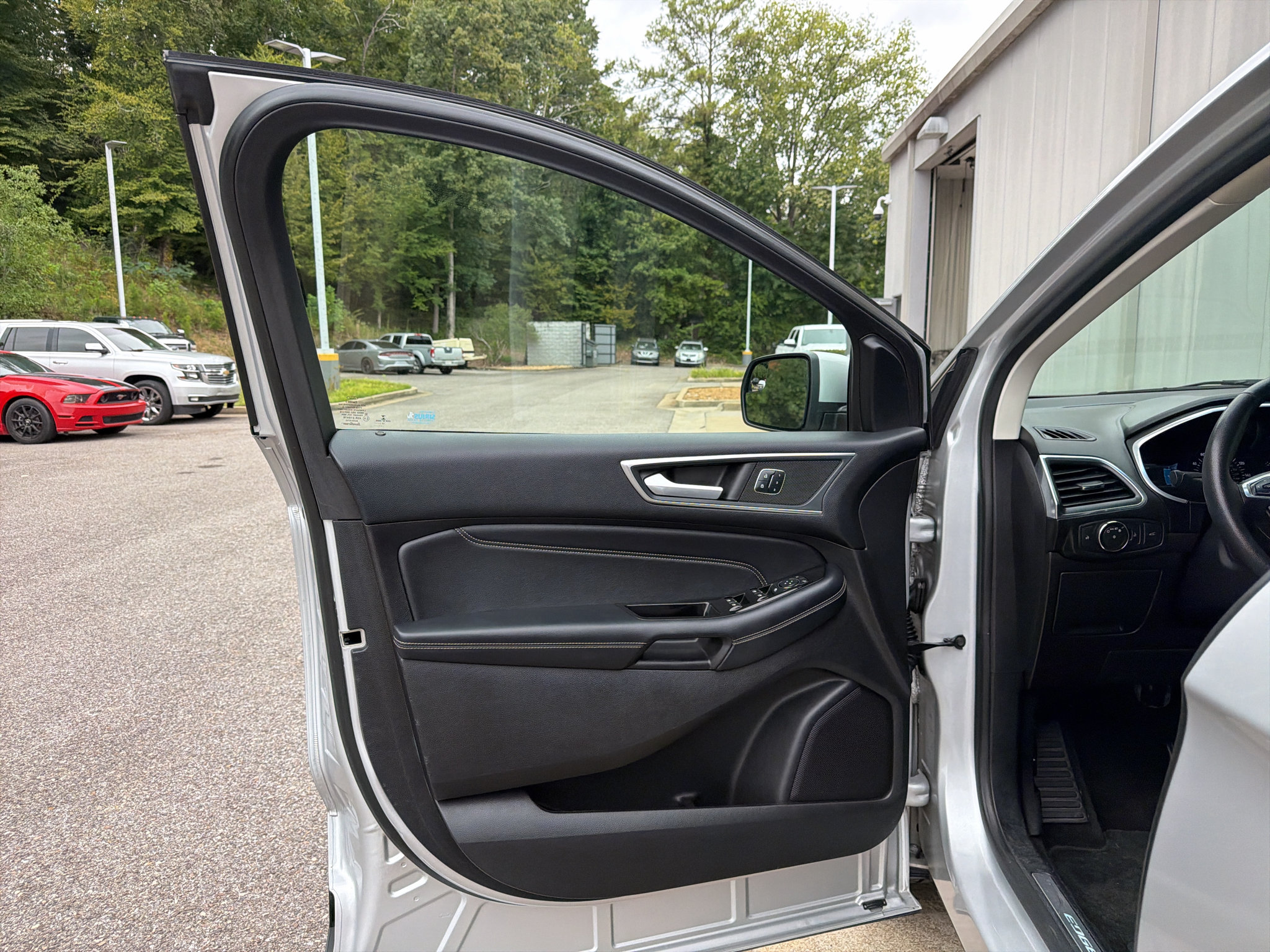 Used 2018 Ford Edge Titanium w/ Equipment Group 301A FWD image 9