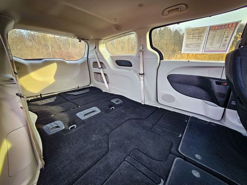 Used 2018 Chrysler Pacifica Touring Plus image 36