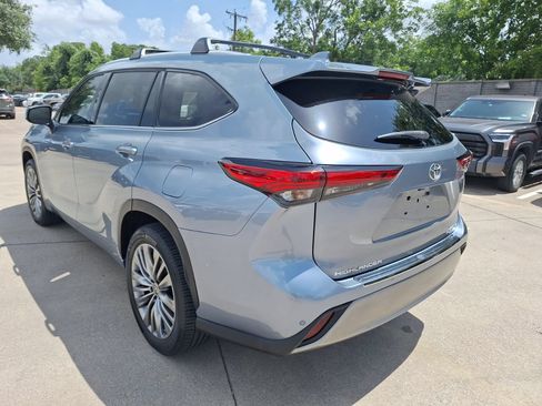 Used 2021 Toyota Highlander Platinum FWD image 4
