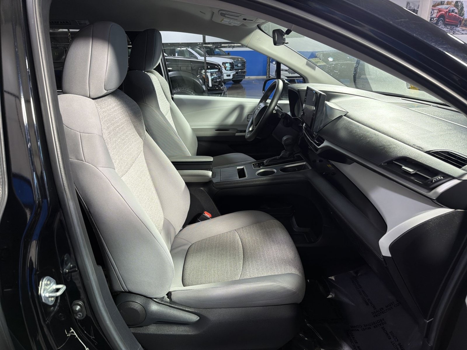 Used 2025 Toyota Sienna LE FWD image 21
