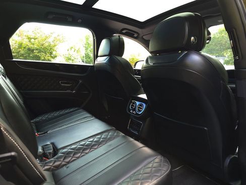 Used 2020 Bentley Bentayga Plug-In Hybrid image 27