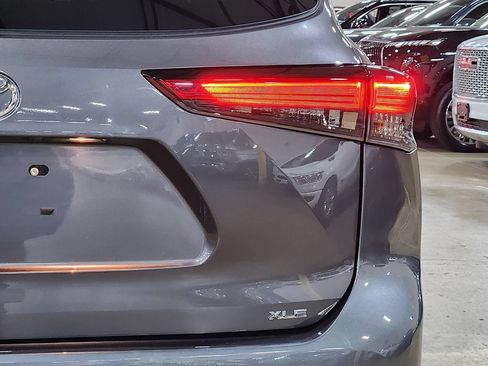 Used 2021 Toyota Highlander XLE FWD image 22