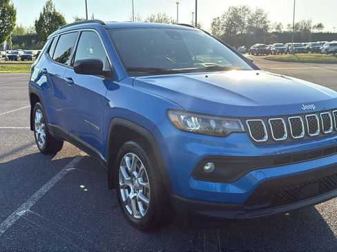 Used 2023 Jeep Compass Latitude AWD/4WD image 1