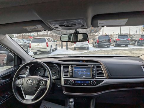 Used 2014 Toyota Highlander XLE image 16