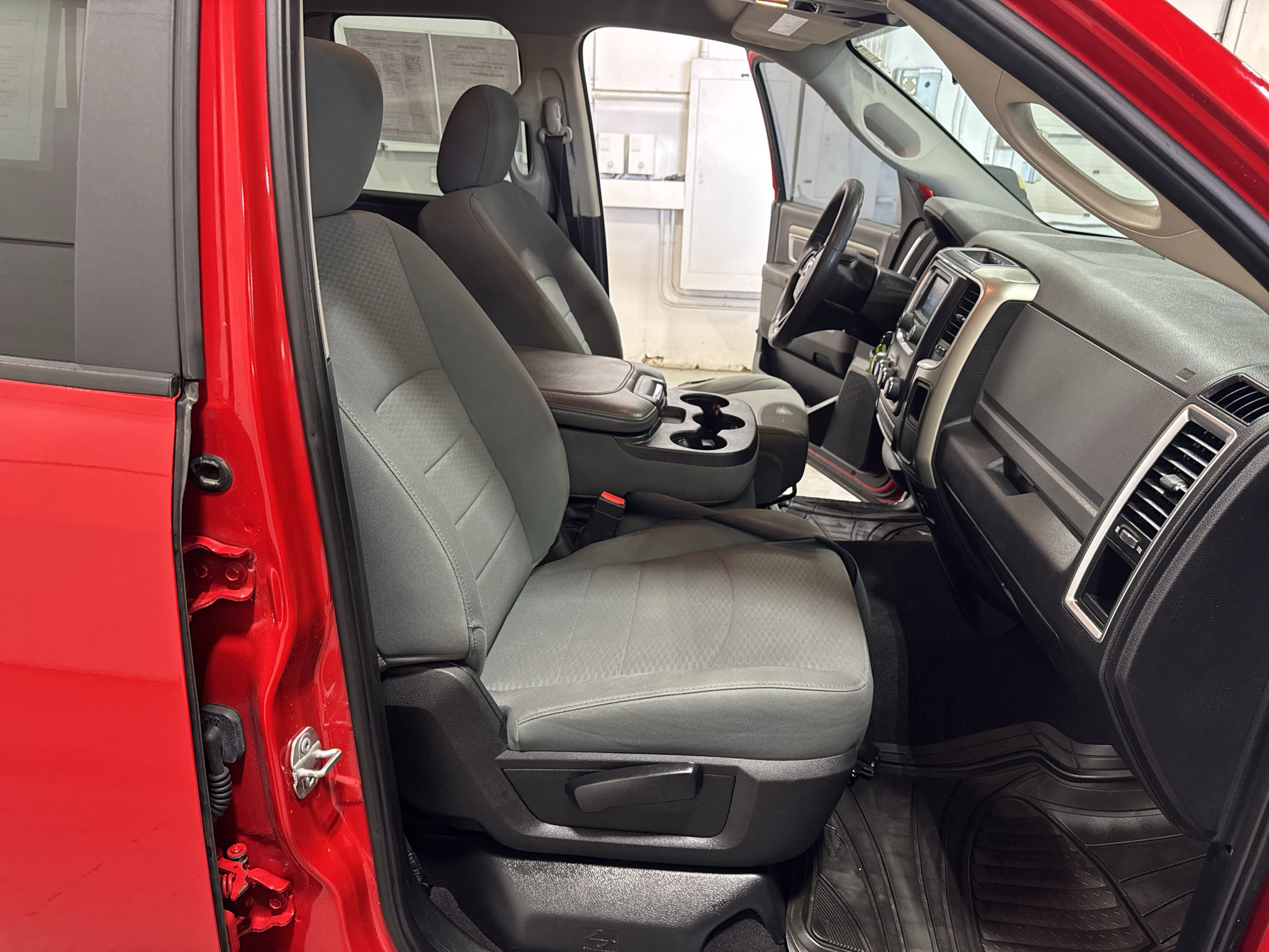 Used 2018 RAM 1500 Classic SLT AWD/4WD image 29