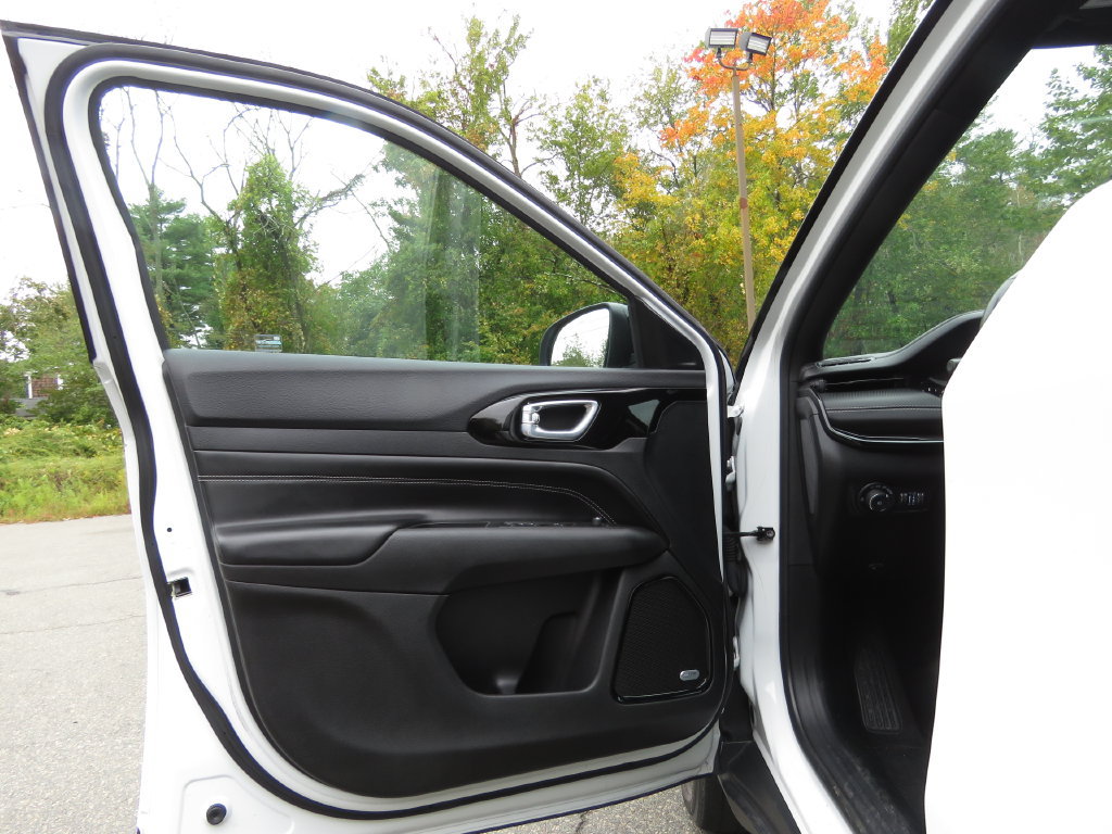 Used 2022 Jeep Compass Latitude w/ Sun and Sound Group AWD/4WD image 9
