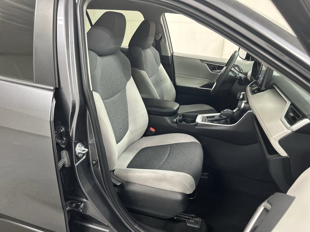Used 2020 Toyota RAV4 XLE AWD/4WD image 22