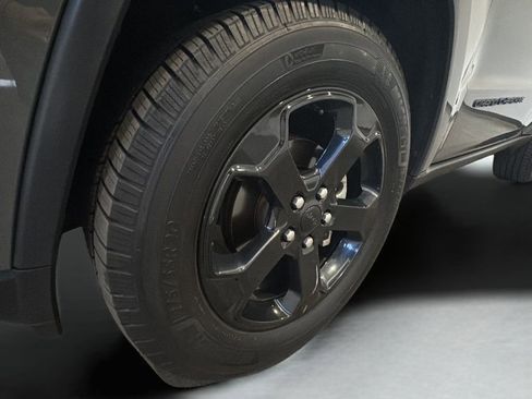 Used 2019 Jeep Grand Cherokee Laredo image 4