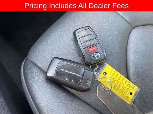 Used 2024 Toyota Highlander XLE AWD/4WD image 37