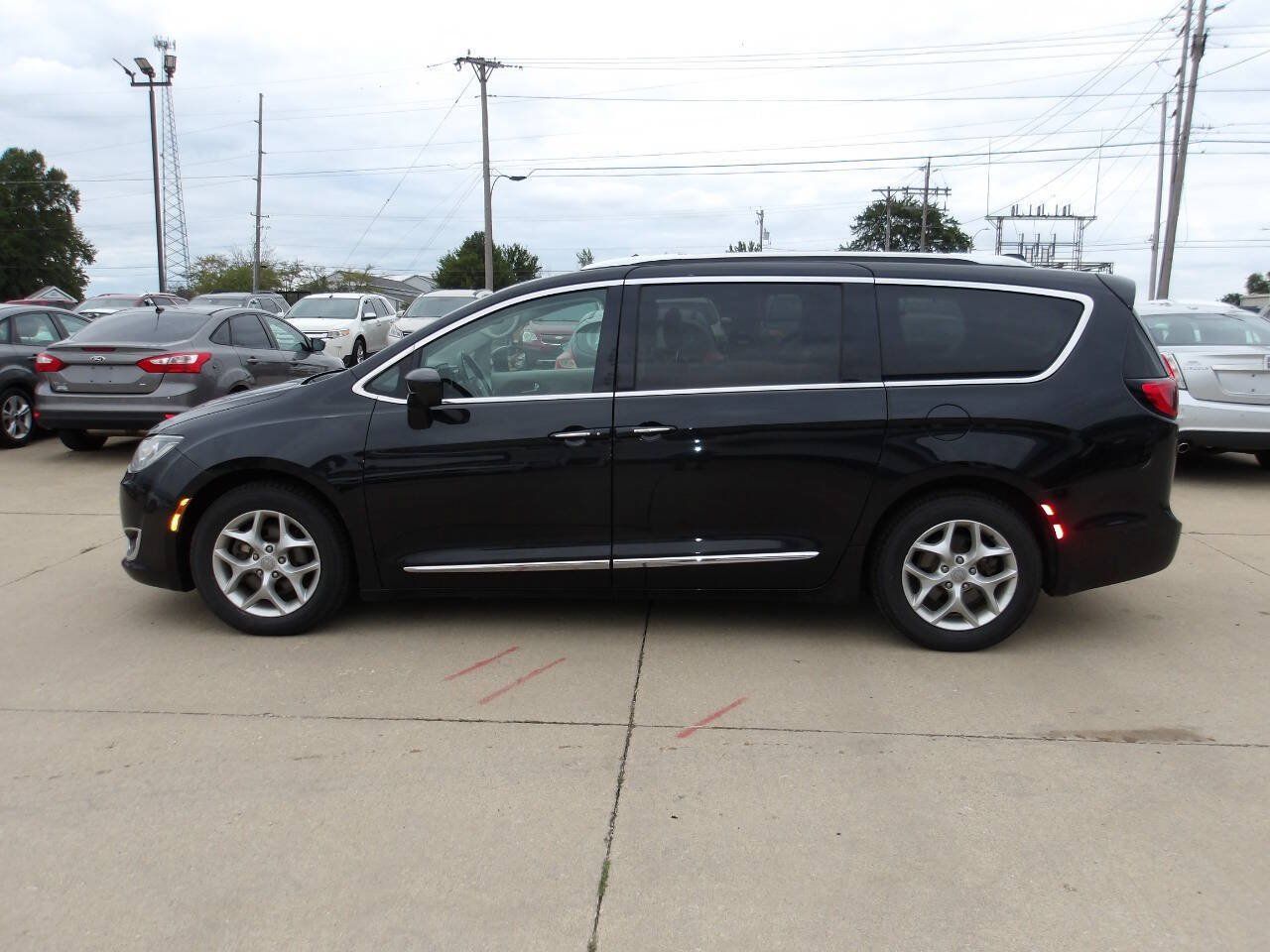 Used 2019 Chrysler Pacifica Touring-L w/ Advanced Safetytec Group FWD image 3