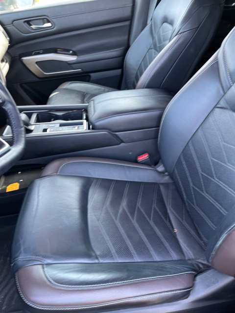Used 2024 Nissan Pathfinder Platinum FWD image 17