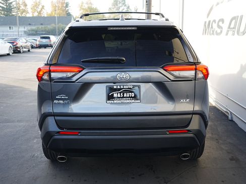 Used 2021 Toyota RAV4 XLE image 5
