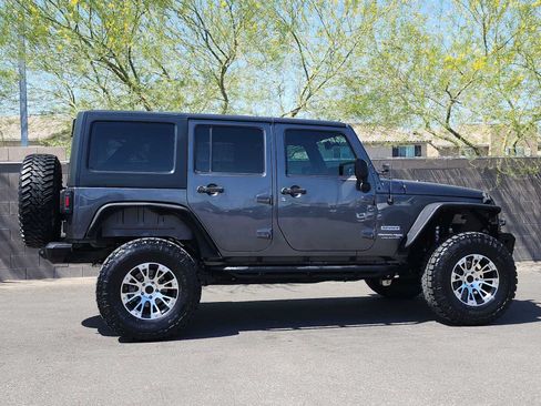 Used 2018 Jeep Wrangler Unlimited Sport w/ Connectivity Group AWD/4WD image 9